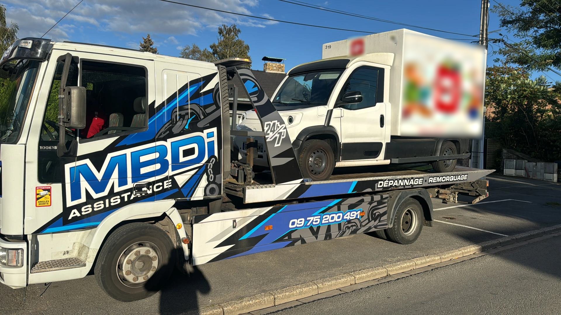 Dépanneuse plateau MBDI transportant un utilitaire