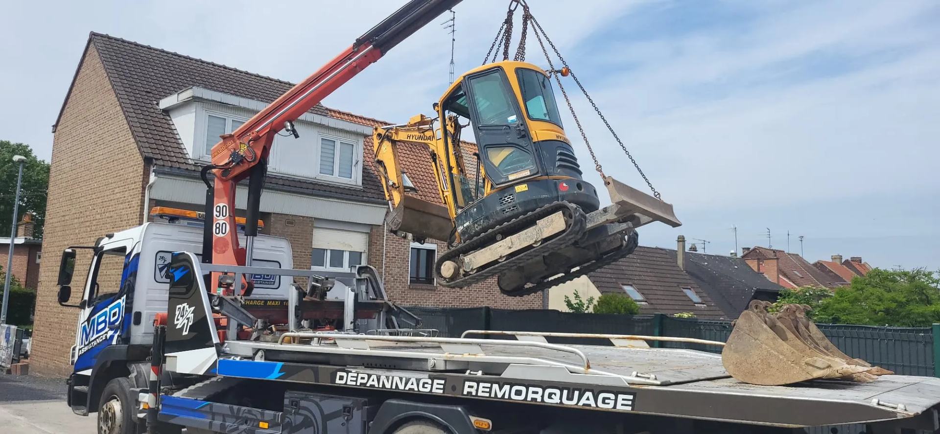 Chargement d'une mini-pelle sur un plateau MBDI